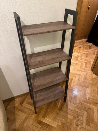 Estantería de madera y metal