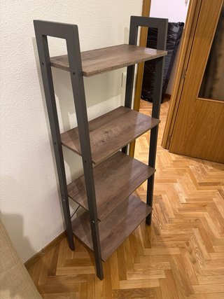 Estantería de madera y metal