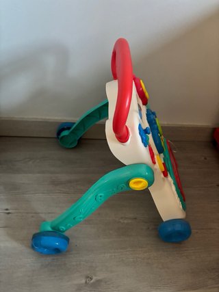 Mesa de actividades y andador infantil
