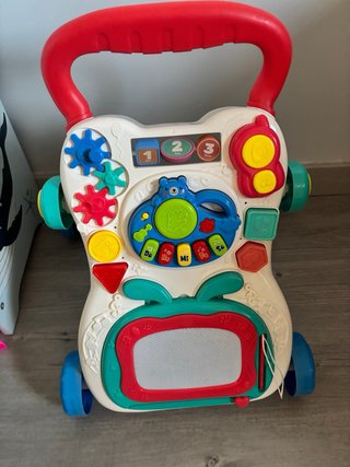 Mesa de actividades y andador infantil