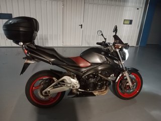 Suzuki GSR 600 Negra y Roja
