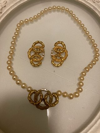 Conjunto collar y pendientes perlas doradas