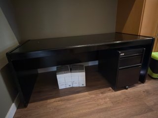 Escritorio negro de madera