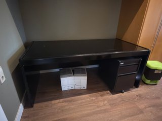 Escritorio negro de madera