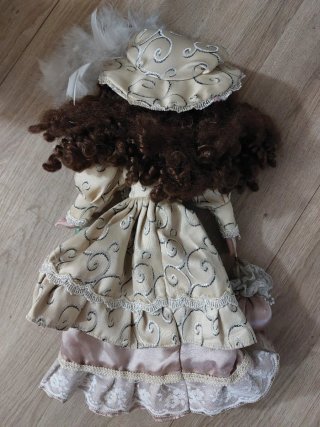 Bambola in ceramica