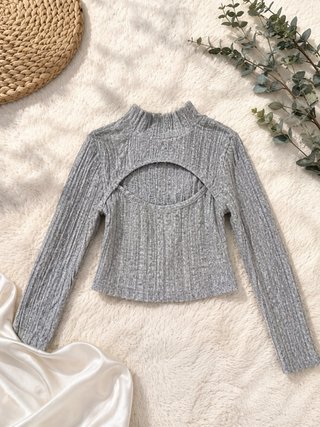 Camiseta gris con abertura