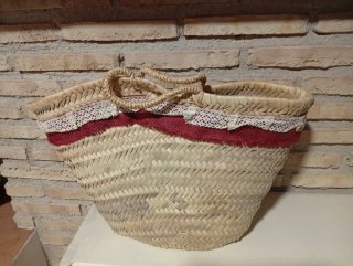 Canasta de mimbre con detalles rojos y encaje
