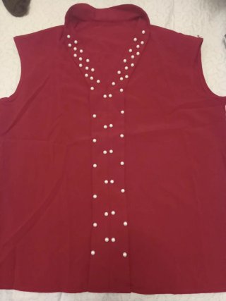 Blusa elegante cuello pico perlas