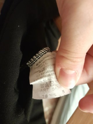 Pantalón negro con volantes.