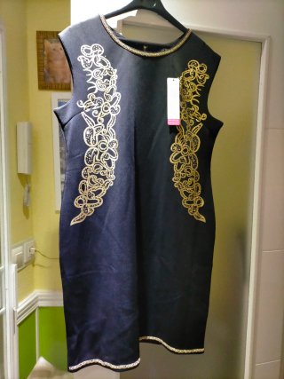 Vestido azul marino con detalles dorados