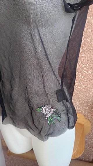 Camiseta negra transparente bordada