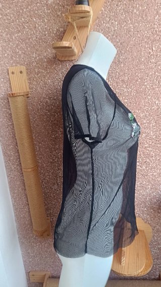 Camiseta negra transparente bordada