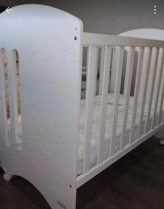 Cuna de madera blanca con osito  Se regala colchón