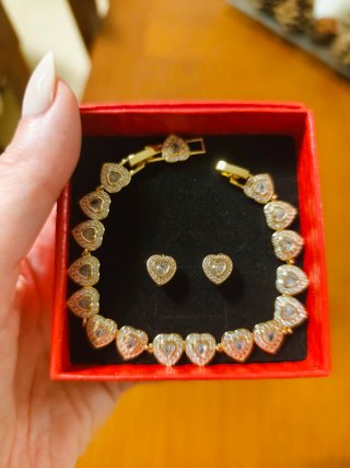 Conjunto pulsera y pendientes dorados corazones