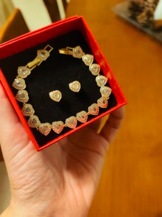 Conjunto pulsera y pendientes dorados corazones