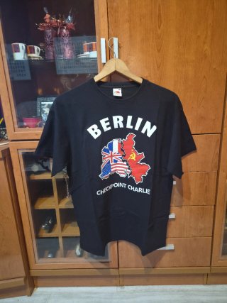 Camiseta Fruit of the Loom Negra Berlin