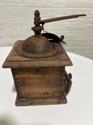 Molinillo de café antiguo de madera