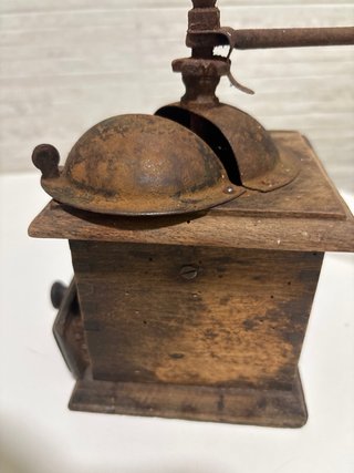 Molinillo de café antiguo de madera