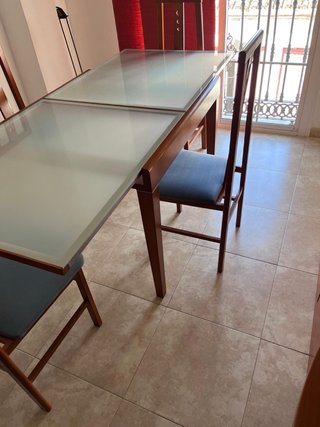 Mesa de salón y 6 sillas madera y cristal