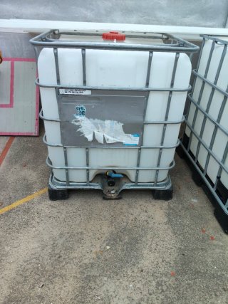 Depósito plástico con jaula 1000L