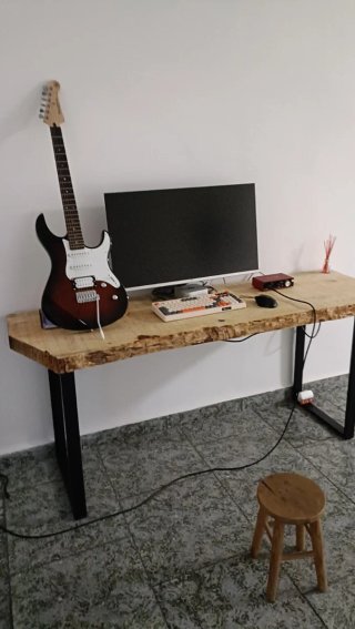 Escritorio de madera y metal
