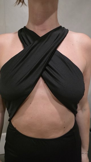 Vestito lungo nero con incrocio seno