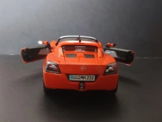 Opel Speedster scala 1:18