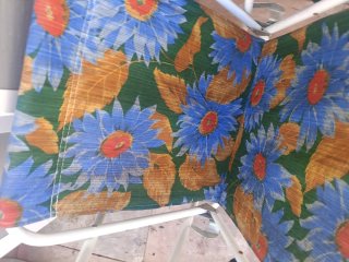 Sedia da giardino con fiori blu