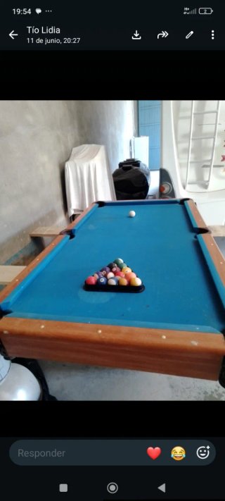 Mesa de billar azul y madera