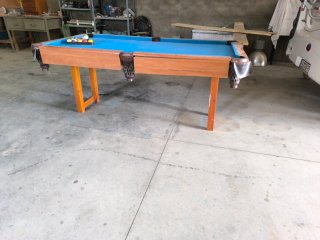Mesa de billar azul y madera