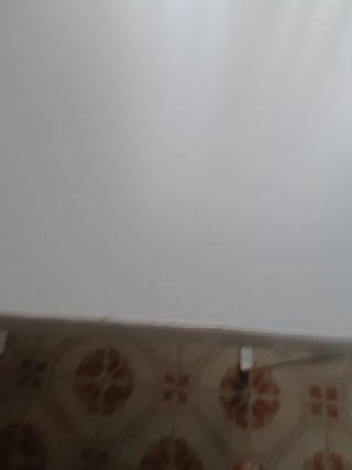 Mesa escolar de madera blanca