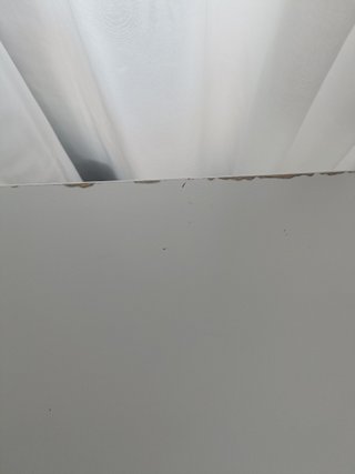 Mesa escolar de madera blanca