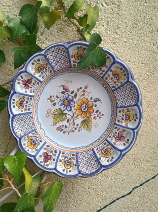Antichi piatti decorati con fiori