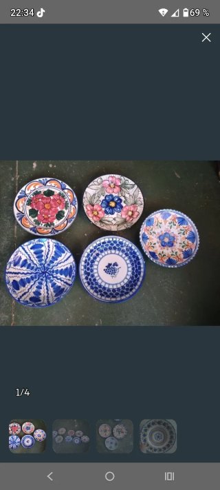 Antichi piatti decorati con fiori