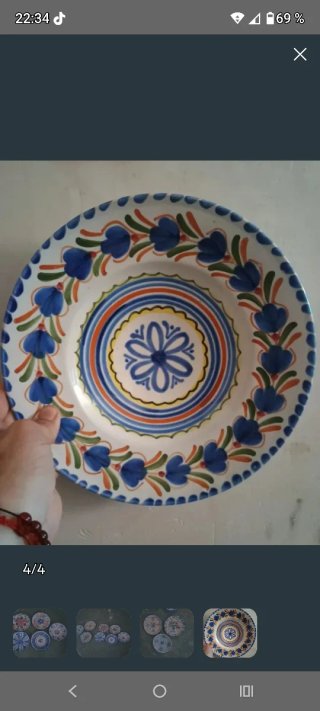 Antichi piatti decorati con fiori