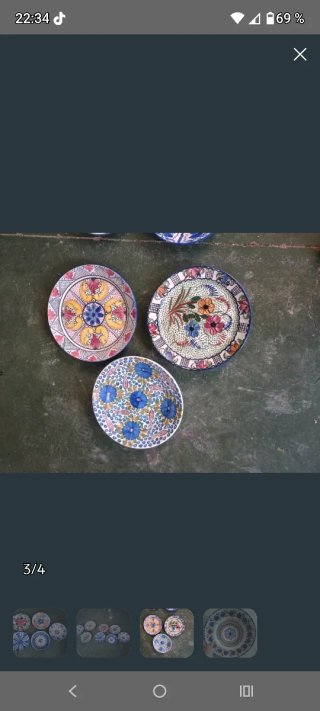Antichi piatti decorati con fiori