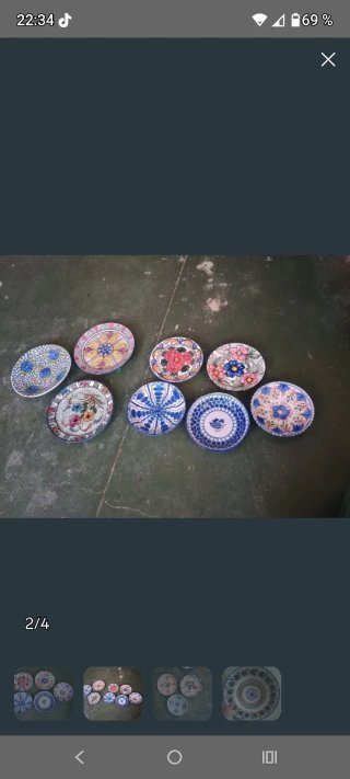 Antichi piatti decorati con fiori