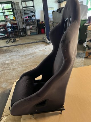 Asiento y volante de carreras