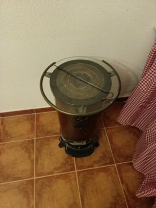 Estufa Hergom Marrón y Negra