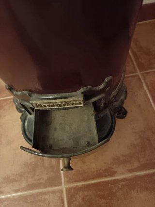 Estufa Hergom Marrón y Negra