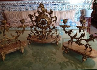 Reloj y candelabros de bronce antiguos
