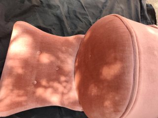 Sillón descalzador rosa de terciopelo