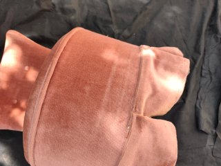 Sillón descalzador rosa de terciopelo