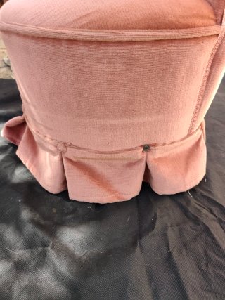 Sillón descalzador rosa de terciopelo