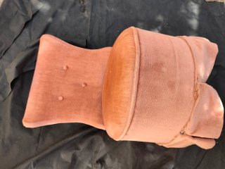 Sillón descalzador rosa de terciopelo