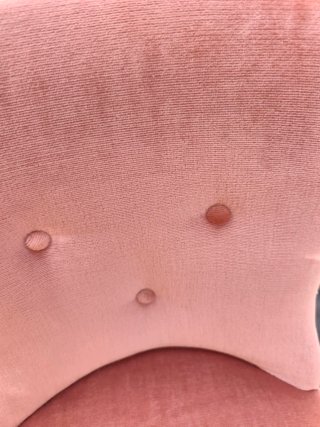 Sillón descalzador rosa de terciopelo