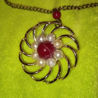 Collana lunga con ciondolo floreale