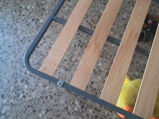 Base de cama metálica con lamas de madera