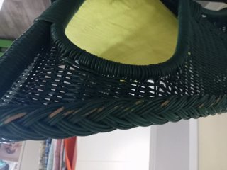 Sillón de mimbre verde con cojín amarillo