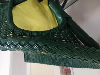 Sillón de mimbre verde con cojín amarillo